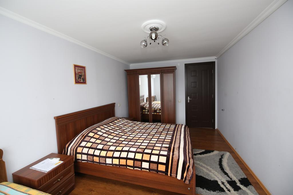 Guest House Green House Zugdidi Bagian luar foto